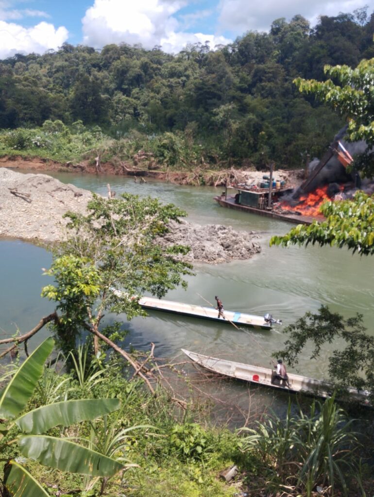 Ejército de Colombia destruye maquinaría del Eln que extraía 8.000 gramos de oro al mes