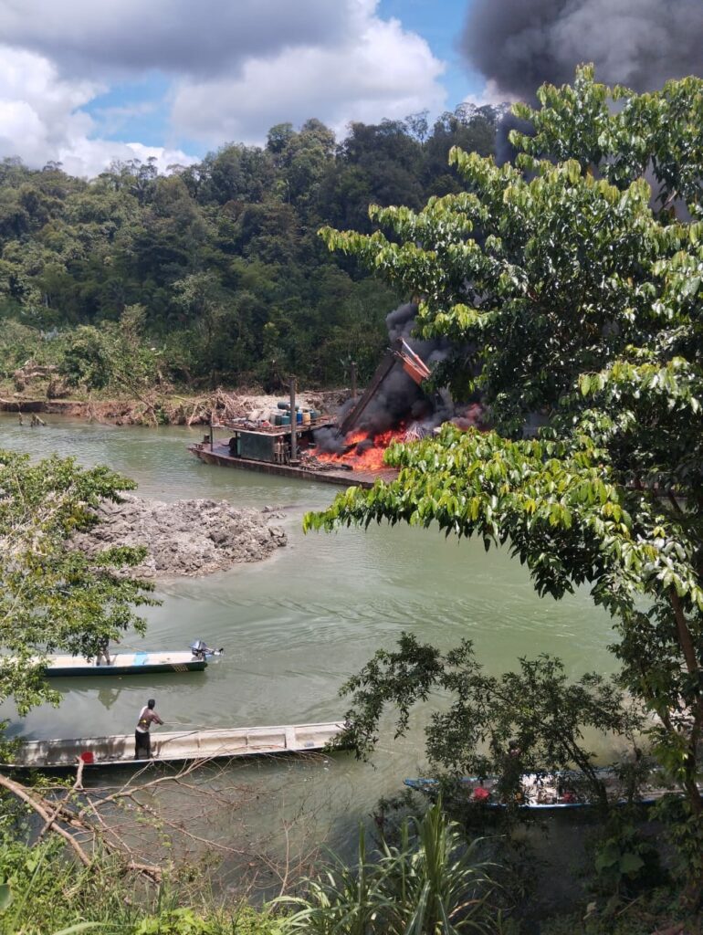 Ejército de Colombia destruye maquinaría del Eln que extraía 8.000 gramos de oro al mes