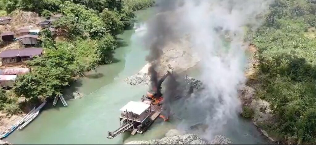 Ejército de Colombia destruye maquinaría del Eln que extraía 8.000 gramos de oro al mes