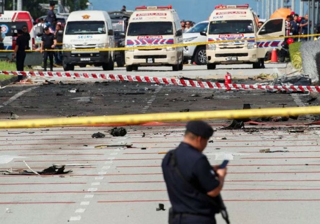 Avioneta cayó en una autopista y dejó diez muertos en Malasia