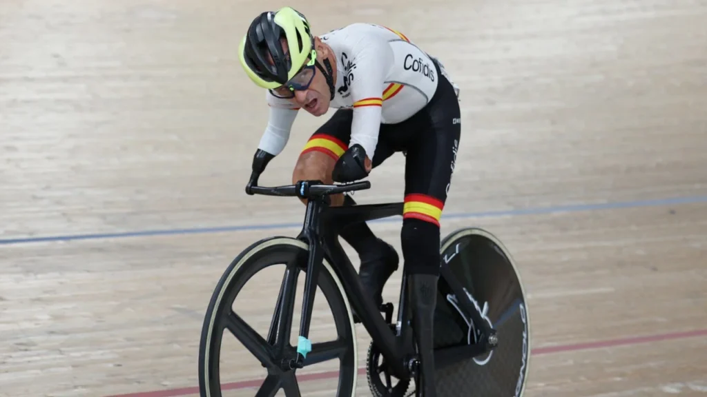 Insólito premio: le dan reloj a un atleta sin brazos en mundial de paraciclismo