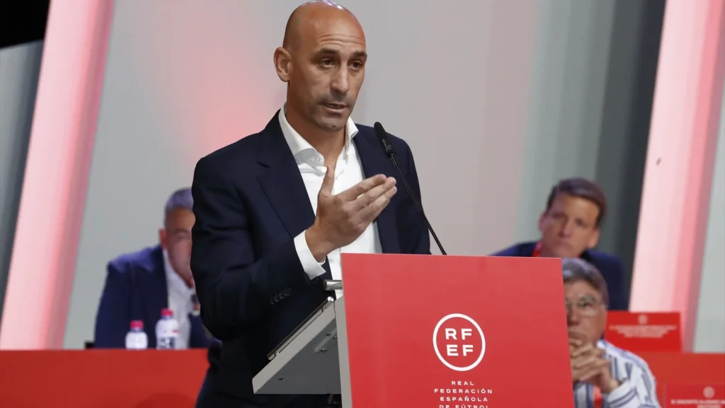 Luis Rubiales fue suspendido por la FIFA tras beso a Jenni Hermoso