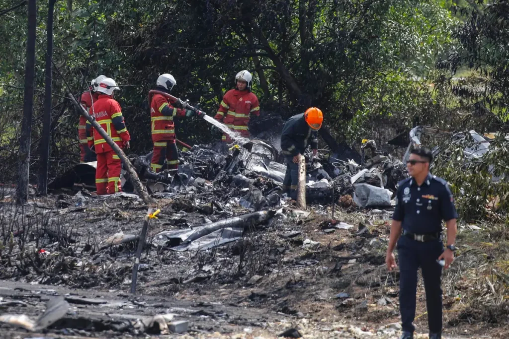 Avioneta cayó en una autopista y dejó diez muertos en Malasia