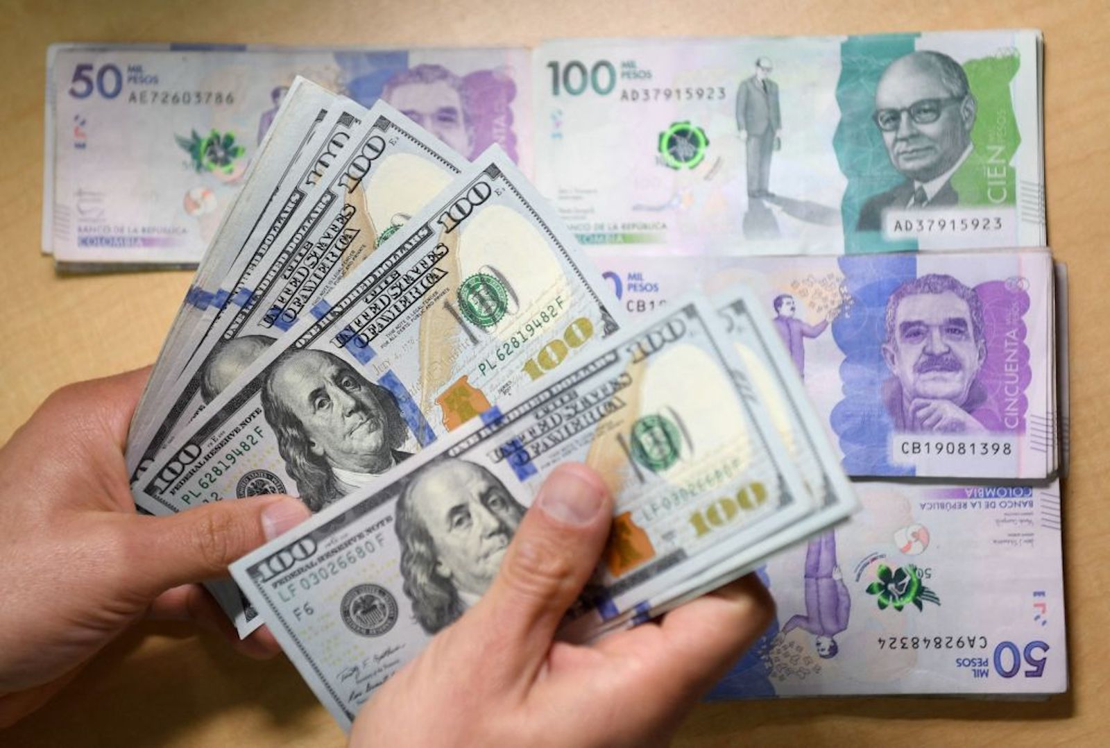 El precio del dólar hoy vuelve a caer por debajo de los $4.000