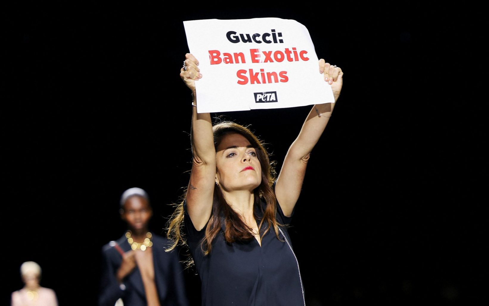 Activista de PETA irrumpe en el desfile de Gucci en la Semana de la Moda de Milán