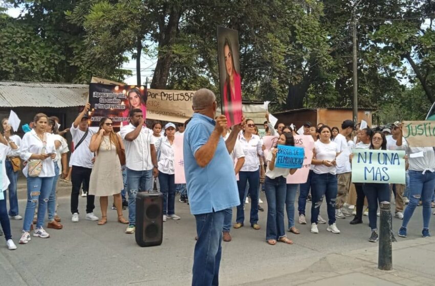  Frente a la Fiscalía de Montería, familiares de Melisa Paternina, exigieron justicia y celeridad en la investigación