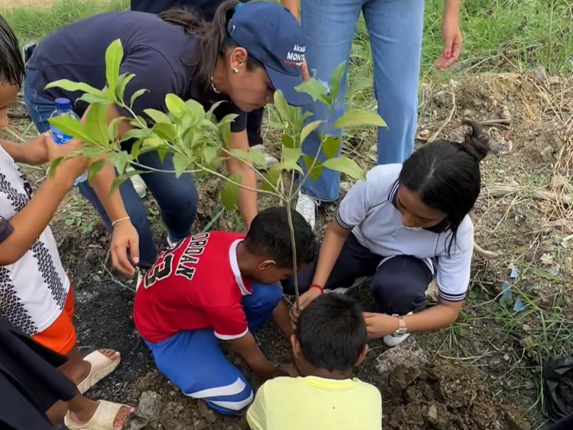 “Sembrando vidas”: los niños de Montería celebran el Día de la Tierra sembrando árboles