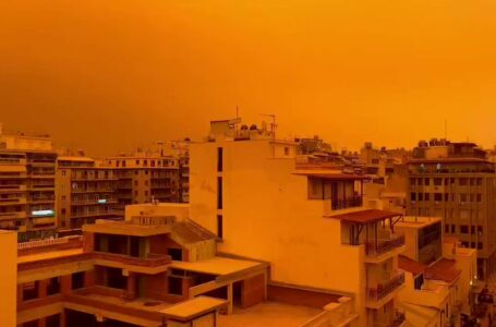 Una tormenta de arena del desierto del Sáhara tiñe de naranja el cielo de Atenas, en Grecia