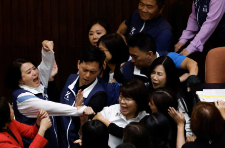 Parlamento en Taiwán: agitada sesión terminó con legislador huyendo con proyecto de ley