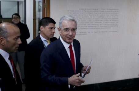 ¿ Cuál es el nuevo delito que la Fiscalía que la Fiscalía agregó al expediente del expresidente Álvaro Uribe?