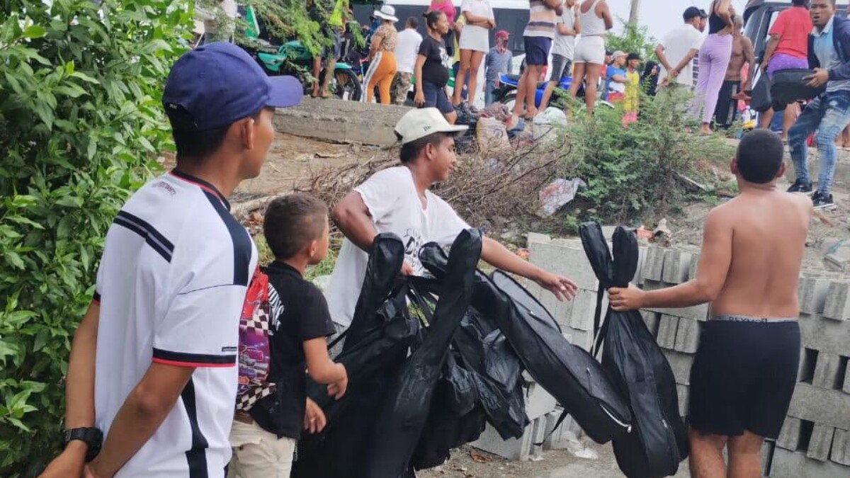 Comunidad de Tasajera saqueó camión cargado de guitarras que se accidentó