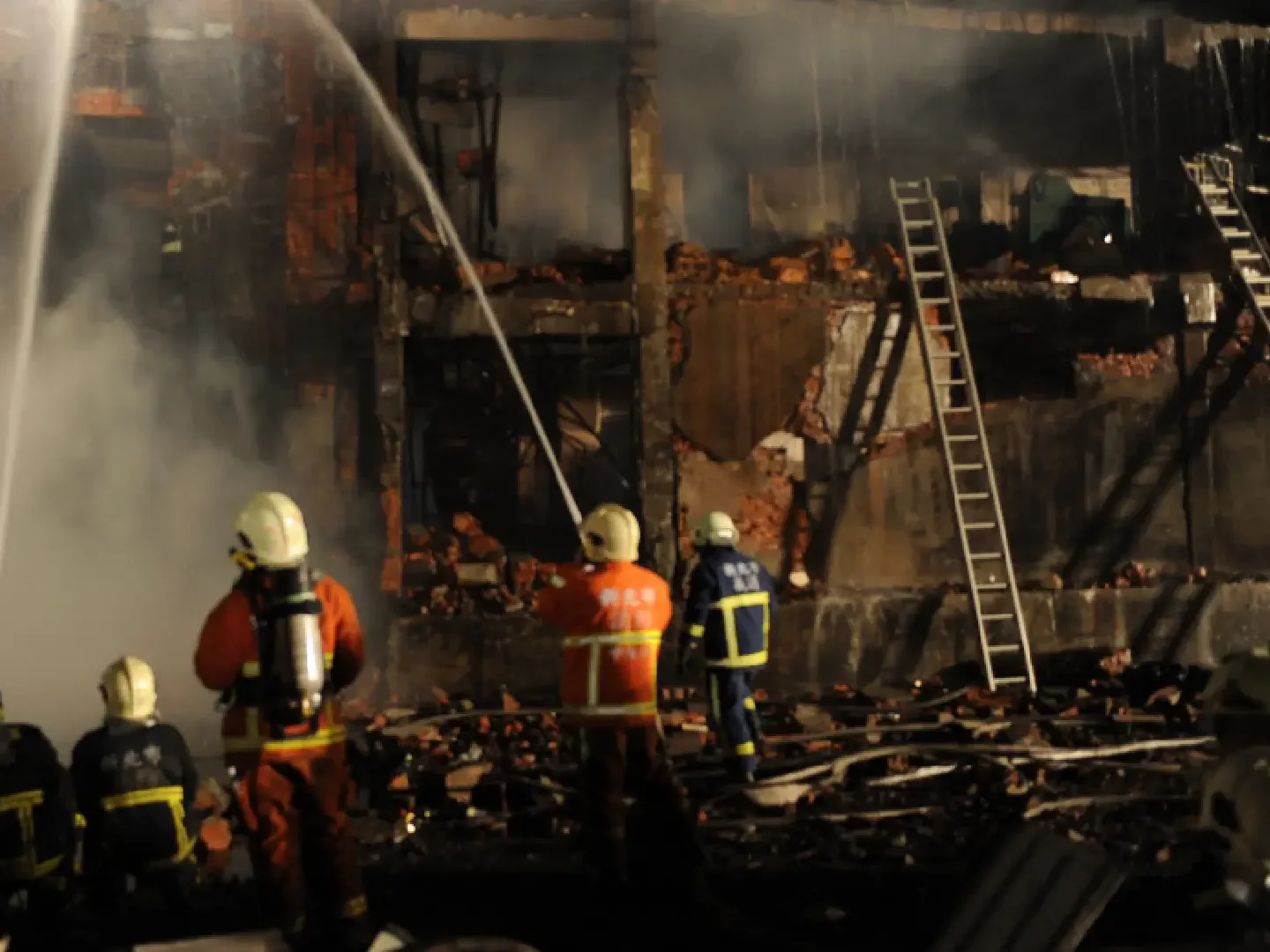 Impactantes imágenes: un incendio en fábrica de Taiwán lanzó una bola de fuego al aire