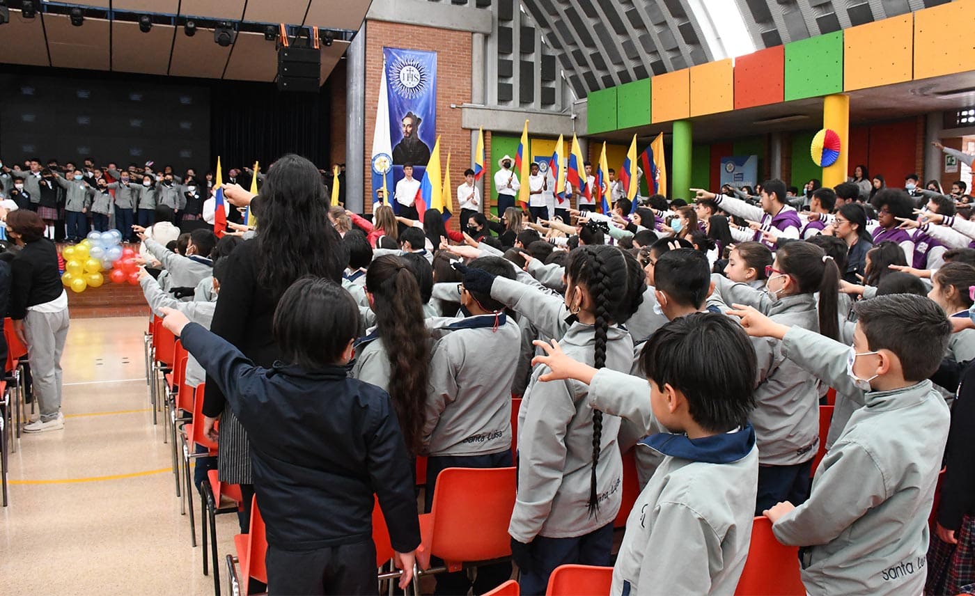 Polémica por colegio en Bogotá que aseguró que solo niños colombianos podían izar bandera