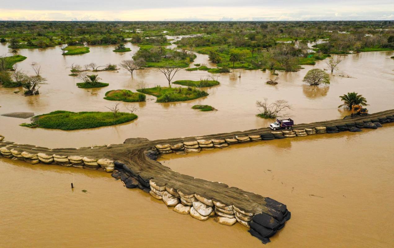 El drama de los niños de La Mojana sucreña para ir al colegio, ante el peligro de perecer en las inundaciones