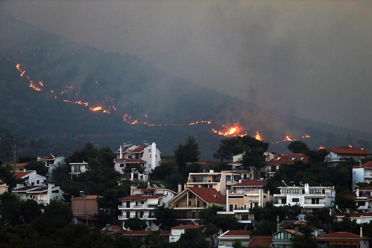 Grecia avanza en atención a emergencias por incendios forestales en medio de ola de calor