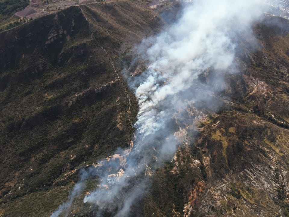 Incendio en Doña Juana: más de 40 bomberos intentan controlar la conflagración