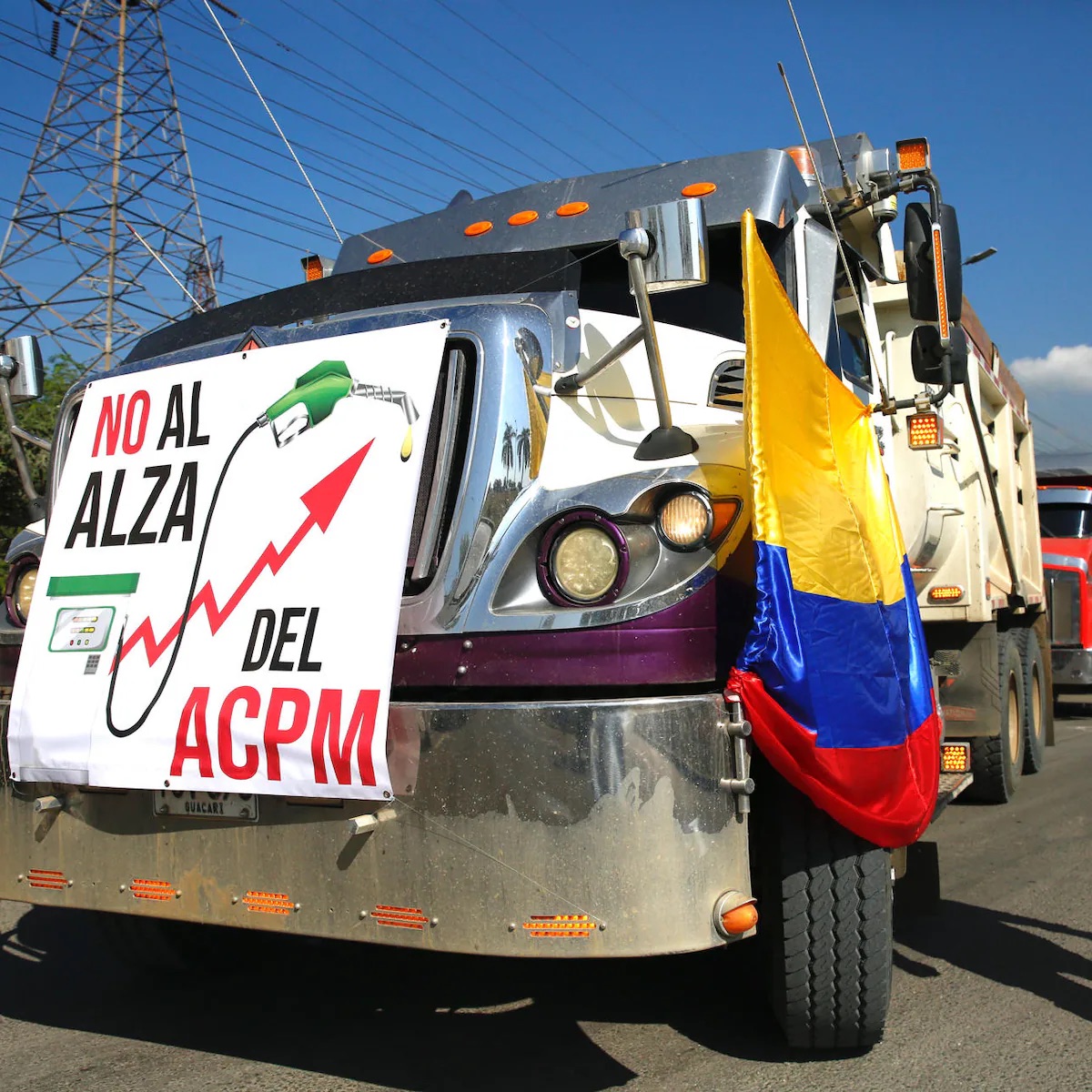 Bloqueos de camioneros por alza del diésel generan tensiones en varias regiones del país