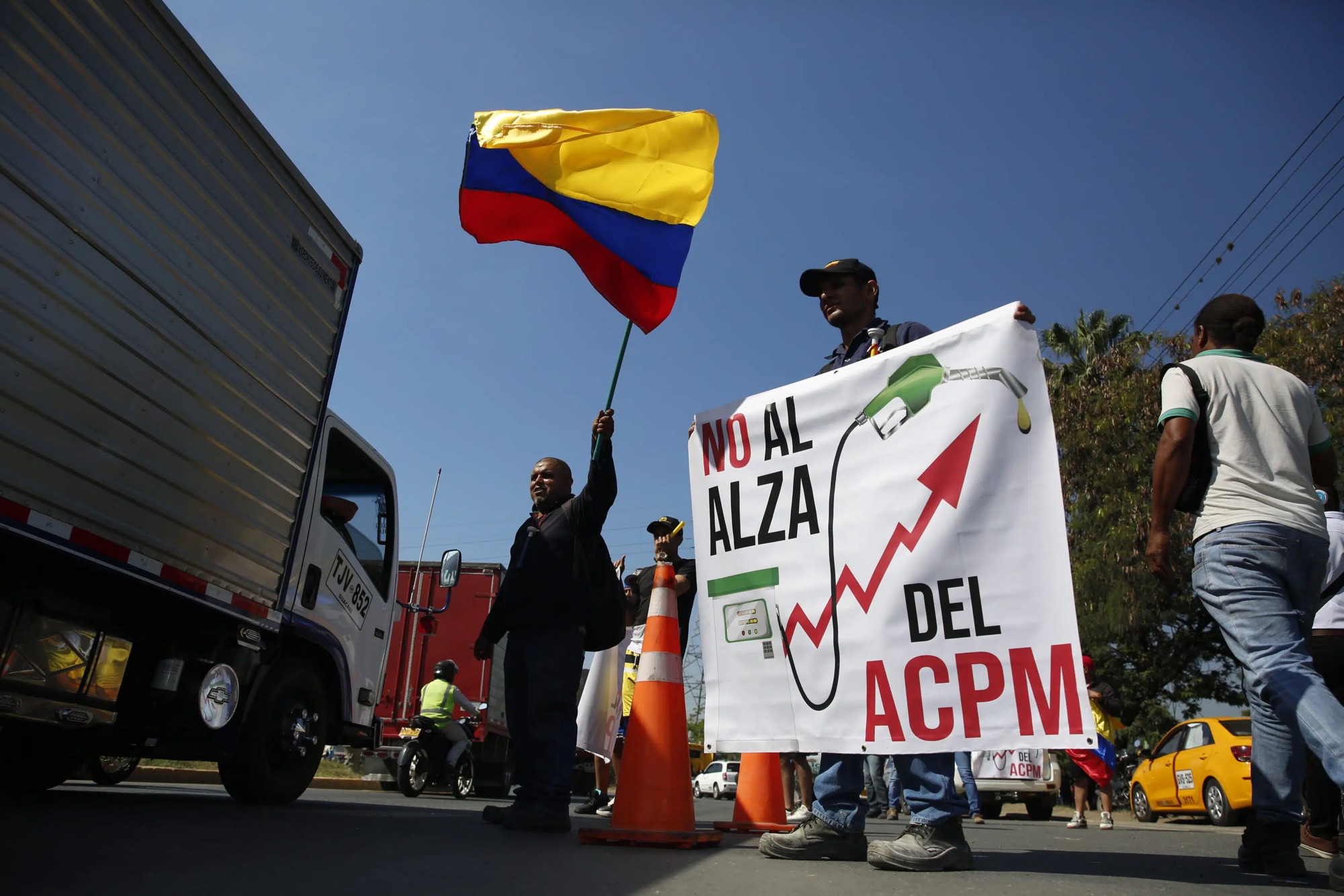 Bloqueos de camioneros por alza del diésel generan tensiones en varias regiones del país